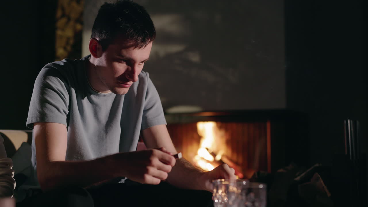 벽난로 에 불을 켜고 있는 남자