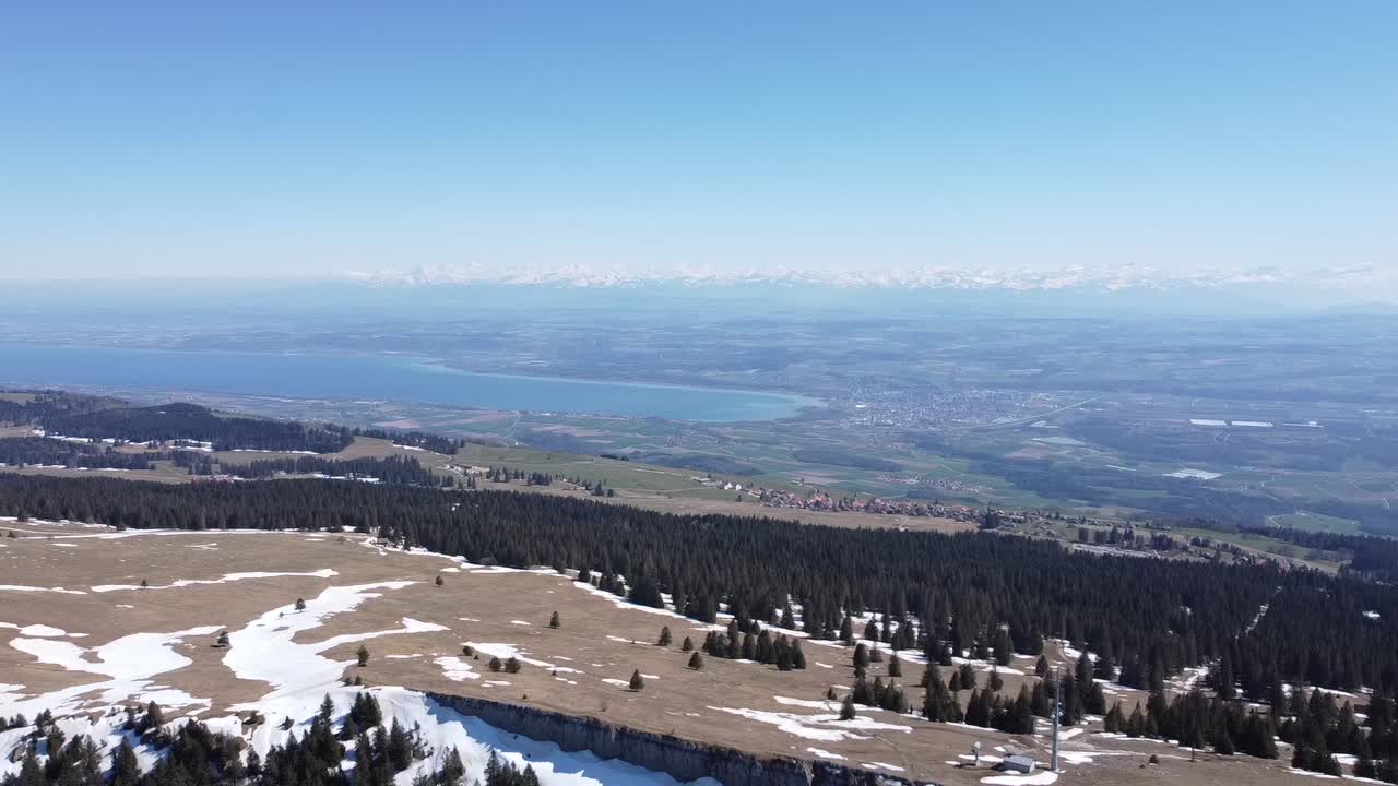 vuelo de avión no tripulado sobre el famoso sealand en suiza, con el tiempo perfecto y los alpes suizos en el fondo