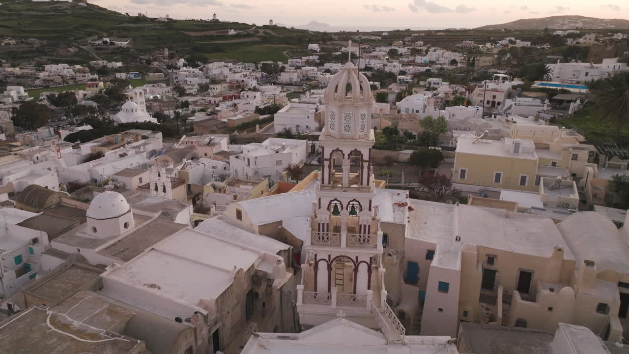 vista aérea de un pueblo griego al atardecer