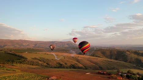 Vista-Por-Drones-Del-Vuelo-De-Varios-Globos-En-El-Festival-De-Globos-En-Serra-Da-Canastra,-En-El-Interior-De-Minas-Gerais,-Brasil.