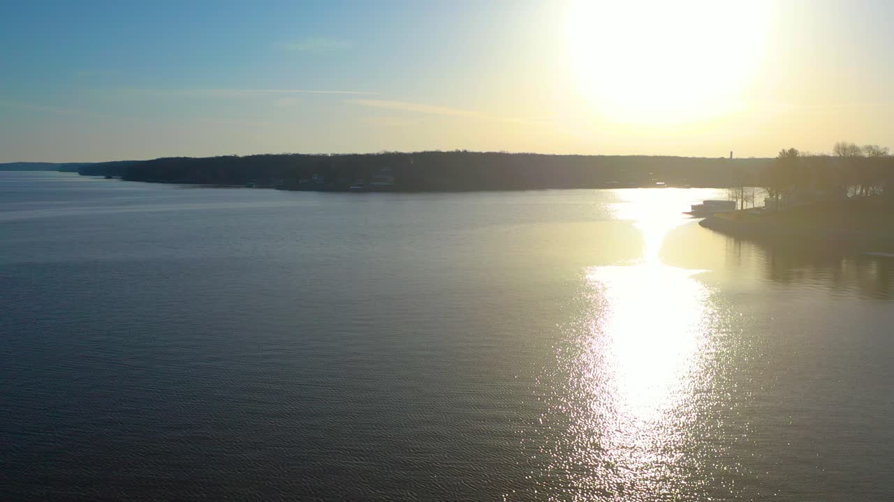 отражение солнечного света в сверкающей воде озера тейбл-рок на среднем западе штата миссури