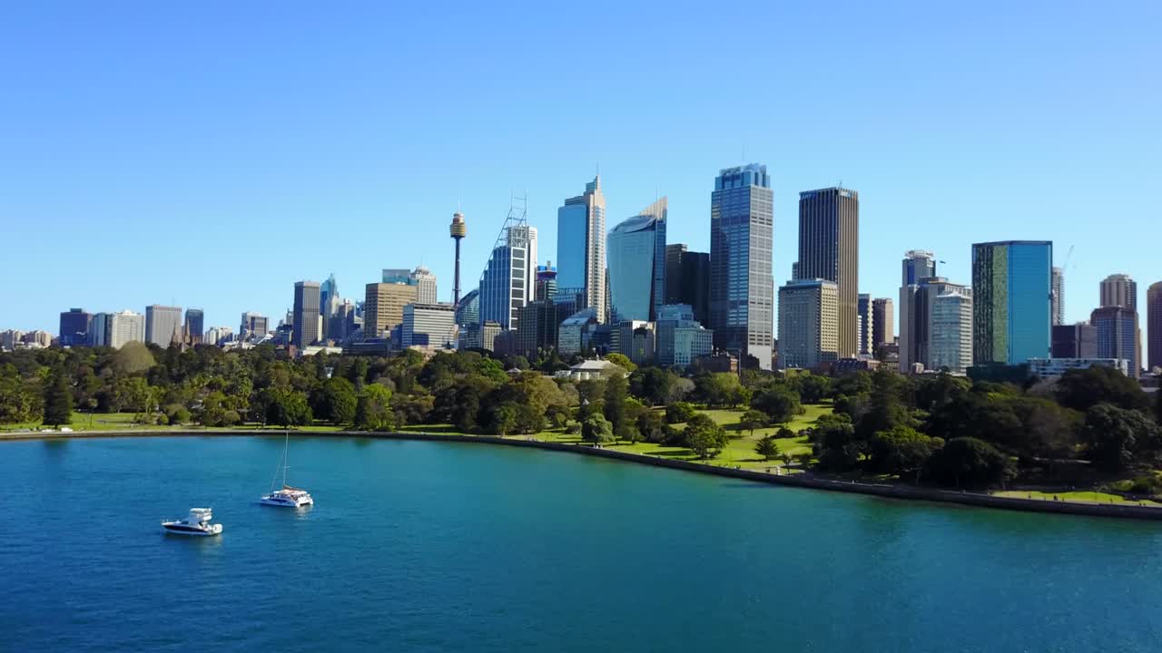 로열 보타닉 가든 (royal botanic garden) 은 시드니 (sydney) 의 아름다운 중앙 부시네드 (central businedd) 지역을 향해 있다.
