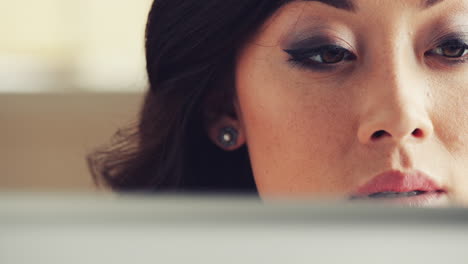 mujer asiática usando una tableta con pantalla táctil ipad