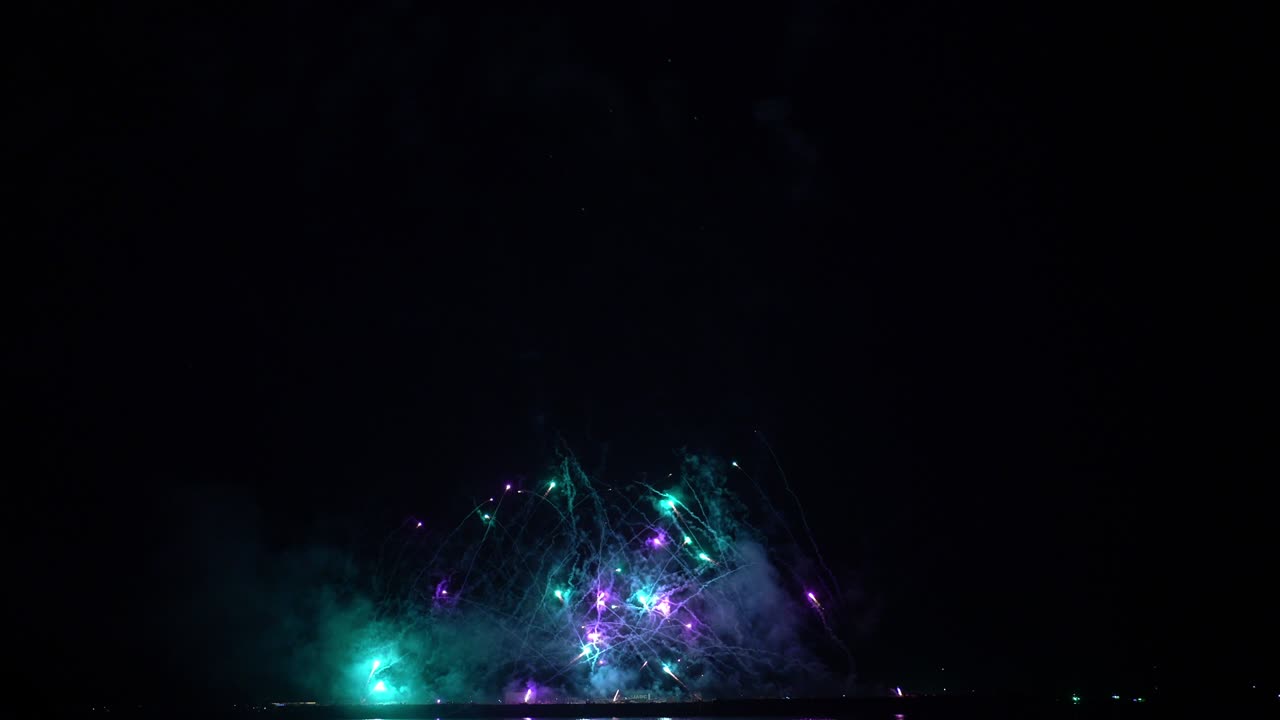 los fuegos artificiales en el cielo nocturno.