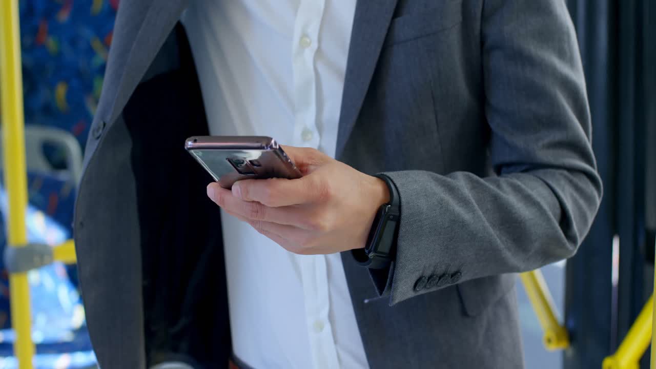 viajero de negocios que utiliza un teléfono móvil mientras viaja en el autobús 4k