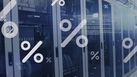animación de símbolos percentiles sobre el lenguaje informático contra la sala del servidor en el fondo.
