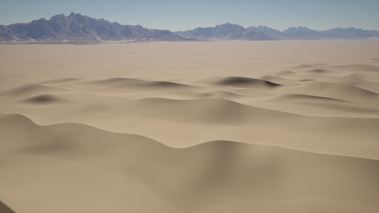 paisaje árido con dunas de arena y montañas