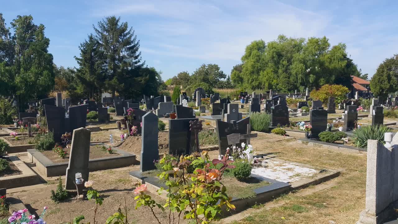 un día soleado en el cementerio con monumentos de mármol