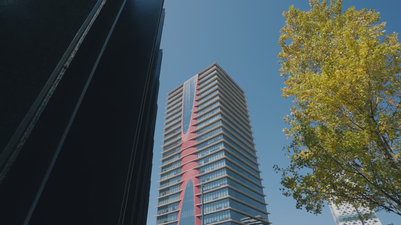 moderno edificio de rascacielos de oficinas en barcelona. distrito de negocios de la ciudad.
