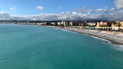 Hermosa-Vista-Aérea-Del-Paisaje-Urbano-En-La-Promenade-Des-Anglais-Que-Recorre-El-Mediterráneo-En-Niza,-Francia