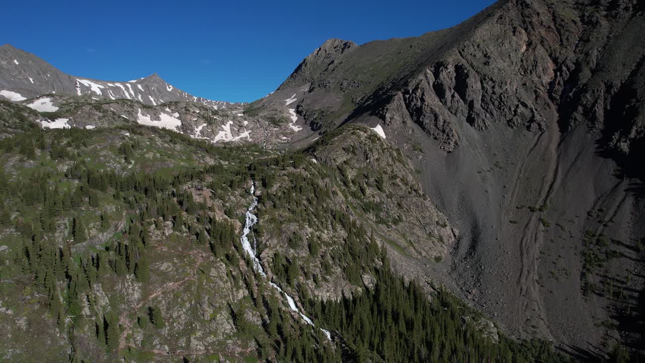 vista aérea de las cataratas continentales y los picos de la cordillera de las diez millas, breckenridge, california, ee.uu. en un día soleado