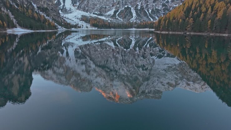 Ripresa aerea del colorato paesaggio del Lago di Braies, Italia settentrionale