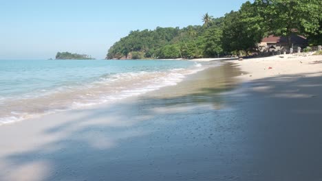 Playa-De-Arena-Blanca-Vacía-En-Koh-Chang-Tailandia-Con-Islas-En-Segundo-Plano