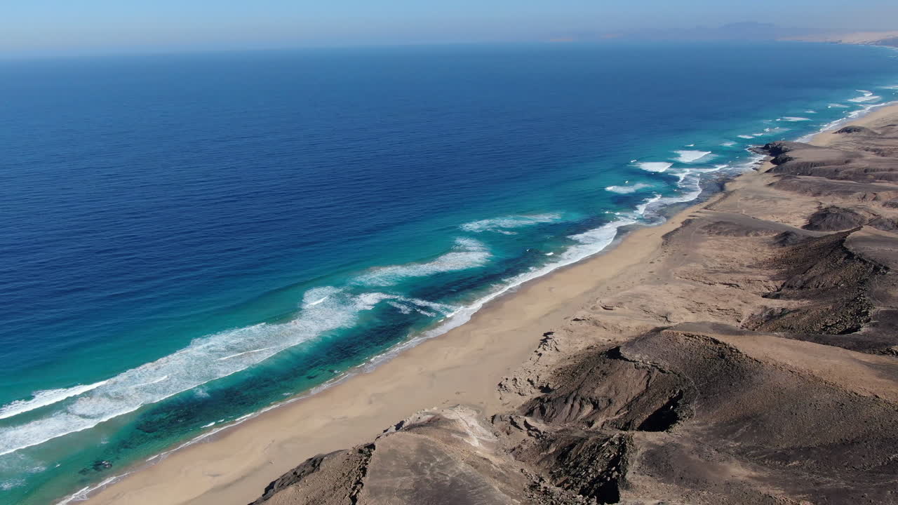 volando sobre la playa de cofete, fuerteventura: vista aérea viajando a la gran playa