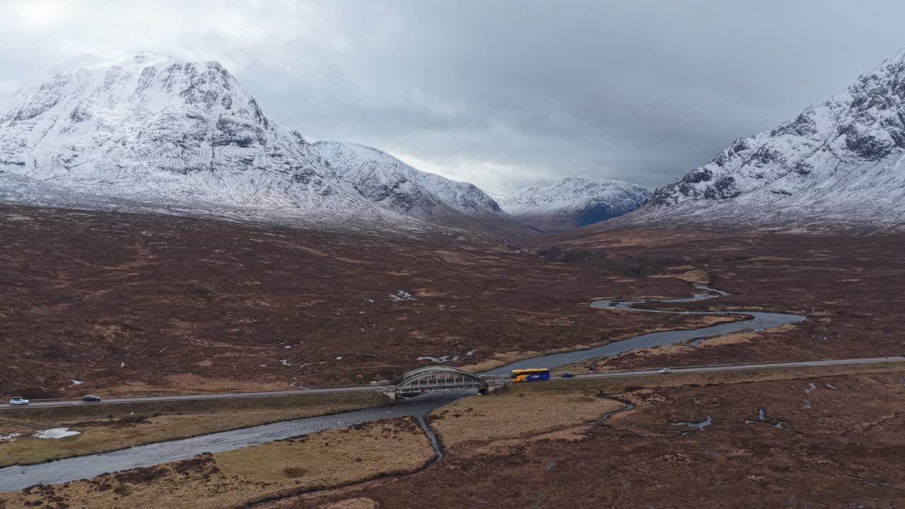 Dramatisk Glencoe dal-landskab med River Etive bro.