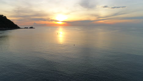 Sonnenaufgang-Am-Strand,-Zwei-Surfer