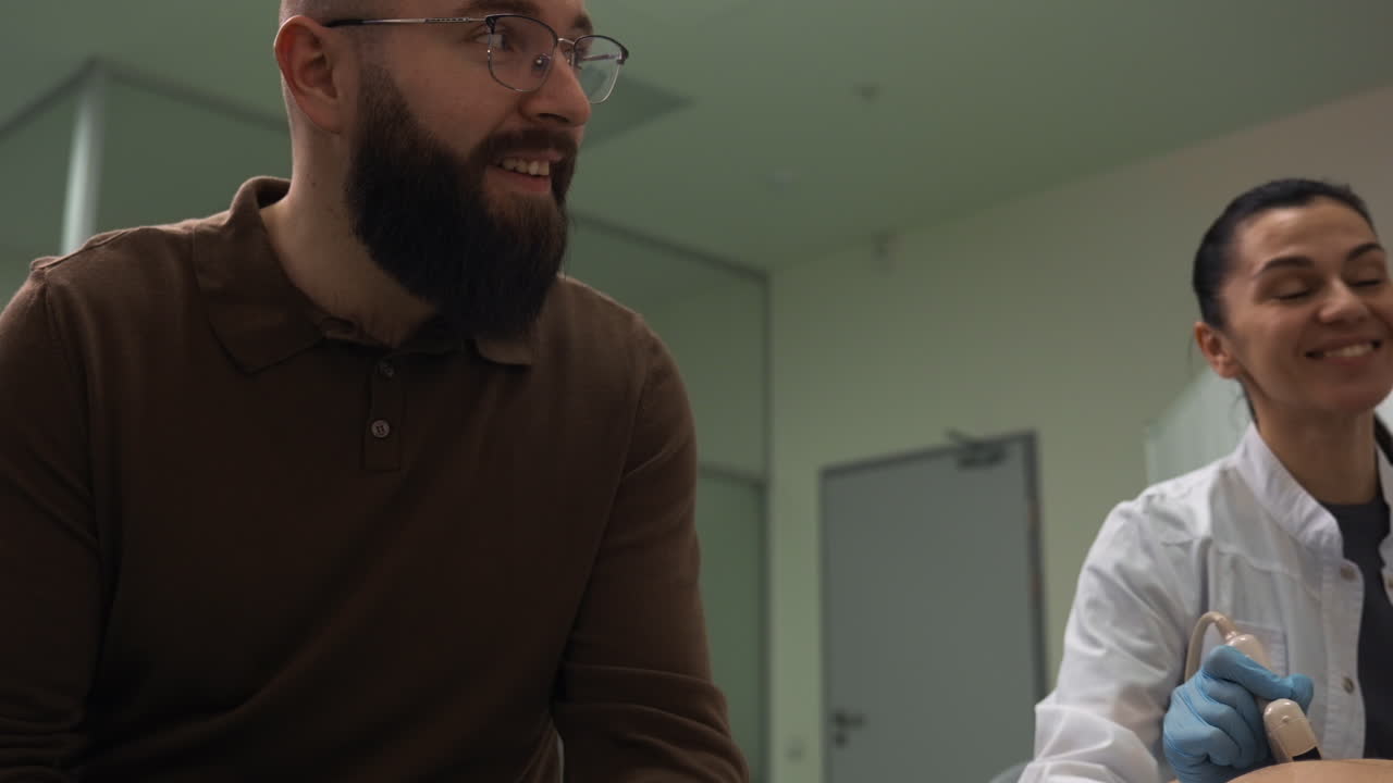 médico haciendo una ecografía