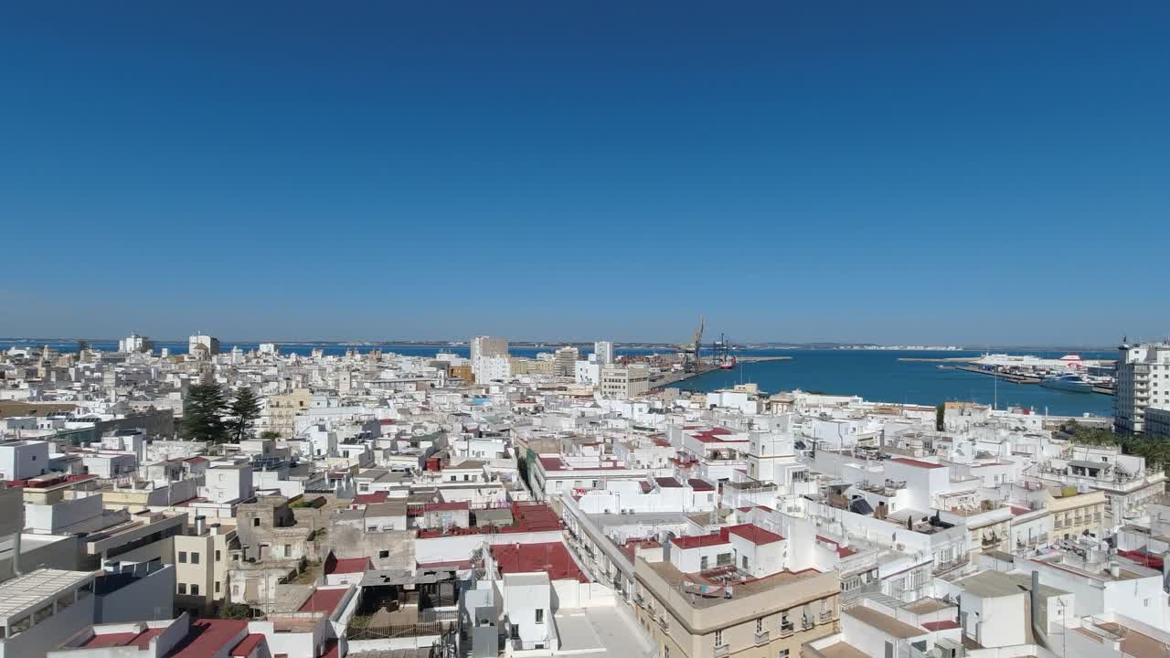 Panoramica sulle case imbiancate a calce della città di Cadice da un punto di osservazione elevato