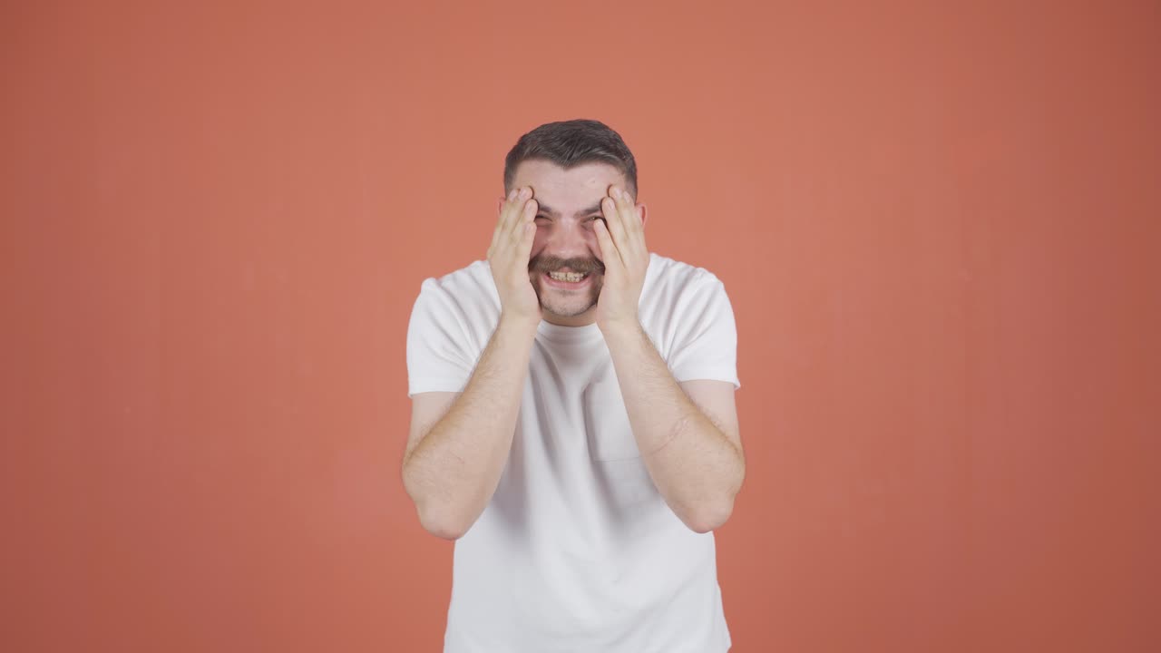 카메라를 위해 귀여운 몸짓을 하는 남자.