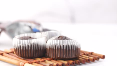 primer plano de un muffin de chocolate en la mesa