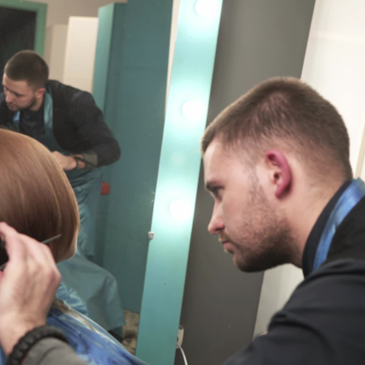 peluquera cortando el cabello de su cliente