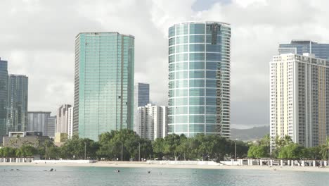 una vista del centro de honolulu desde la playa de ala moana park