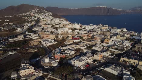 Oia-Auf-Santorini-Von-Oben.-Auf-Dji-Geschossen