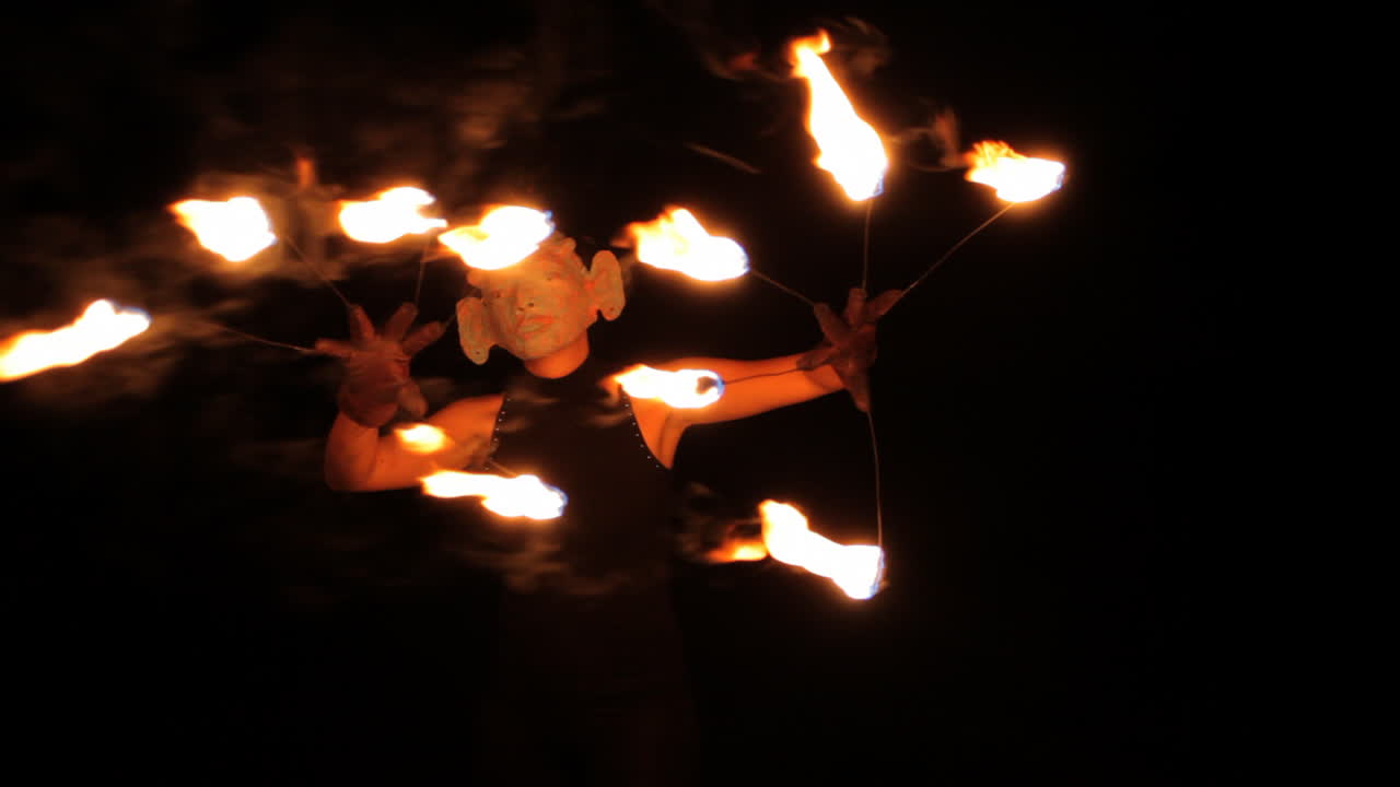 mujer bailando con fuego 34