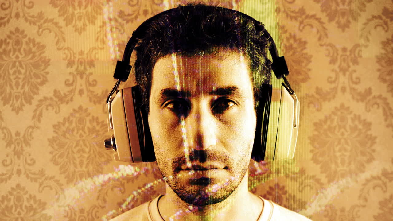 hombre auriculares 02