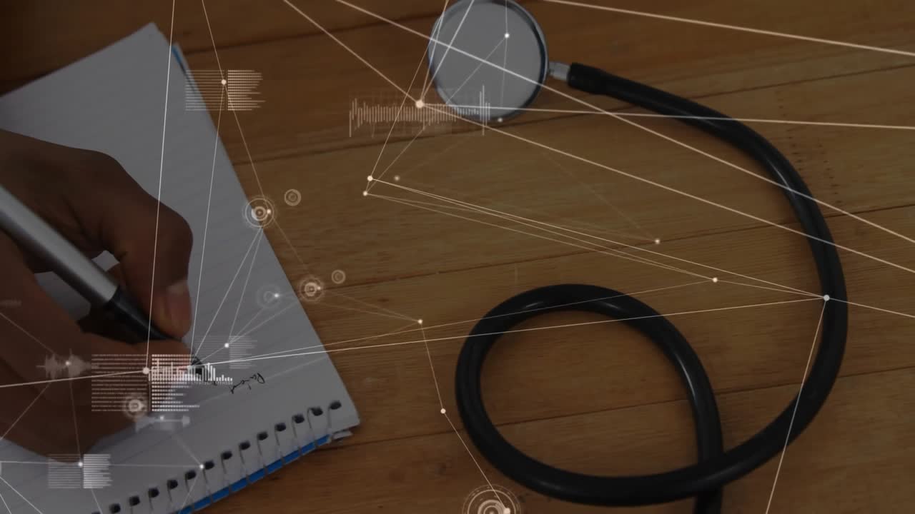 Mano di medico che scrive appunti su un diario con sovrapposizione digitale che collega penna e stetoscopio.