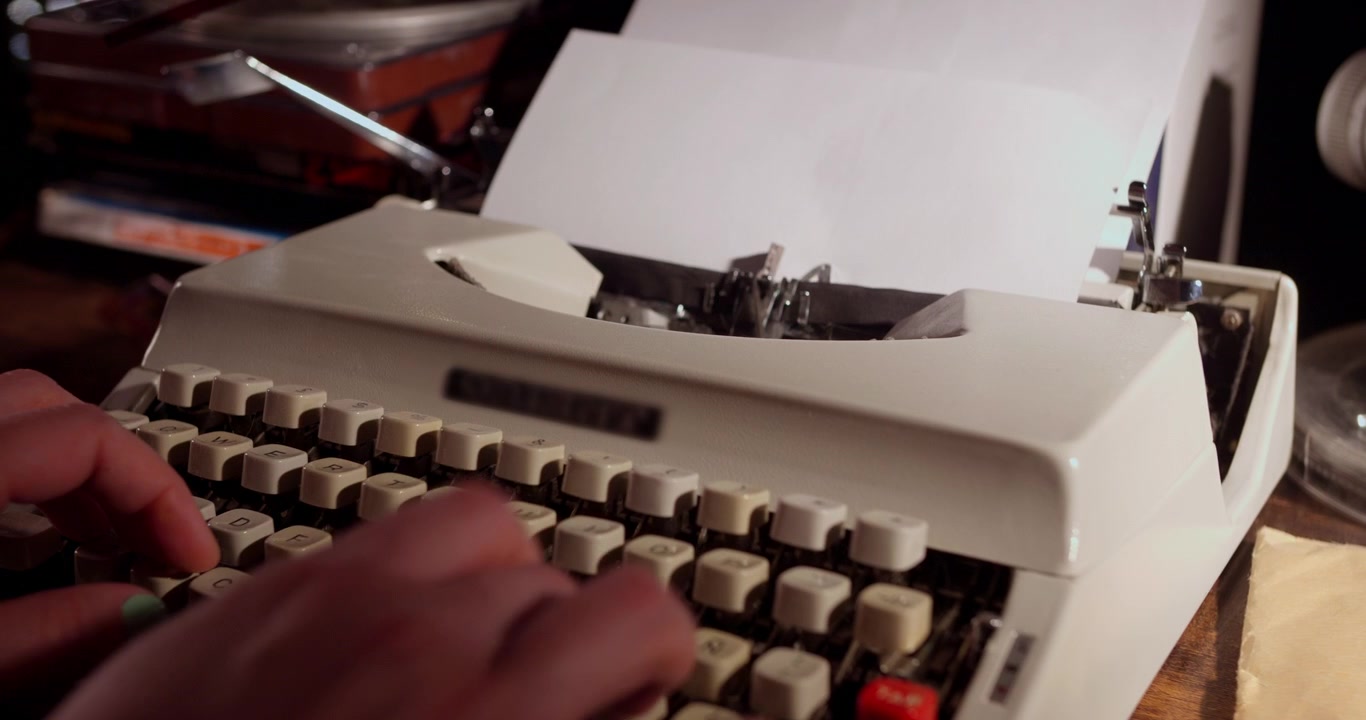 Persona che digita su una macchina da scrivere manuale d'epoca