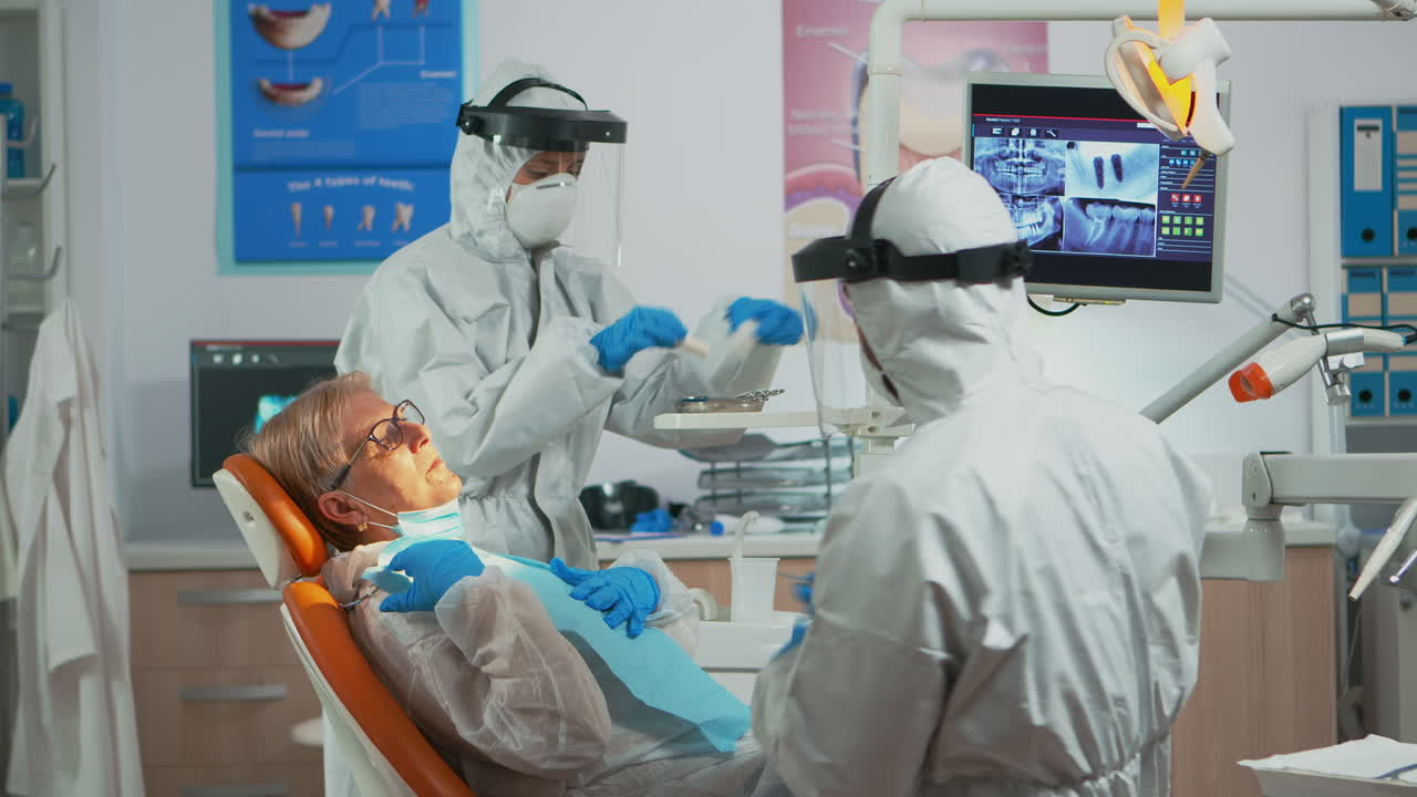 mujer cuidando de la salud dental durante la pandemia de covid-19
