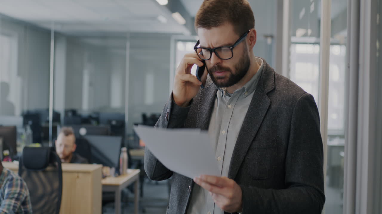 Un uomo d'affari al telefono in un ufficio moderno