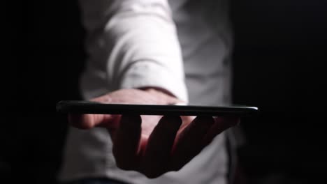 sosteniendo el futuro de la web oscura en la mano en negatividad