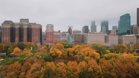 Millennium-Park-Chicago-Panorámica-Aérea-Con-El-Horizonte-De-La-Ciudad-En-Segundo-Plano.