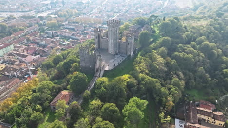 Imposante-Scaliger-Burgruinen-über-Dem-Dorf-Borghetto-Sul-Mincio-In-Valeggio-Sul-Mincio,-Italien