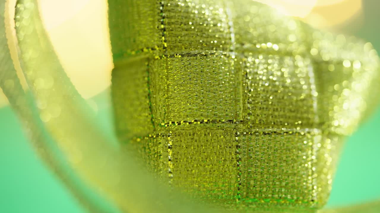 чрезвычайно близко к ленте кетупат