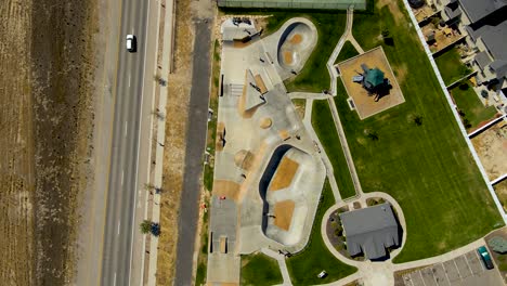 antena ascendente, vista de pájaro de un parque de patinaje urbano en verano