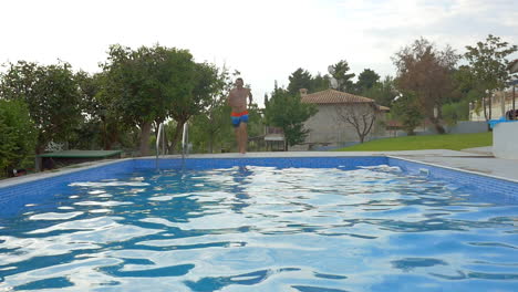 hombre de una carrera comienza a saltar a la piscina