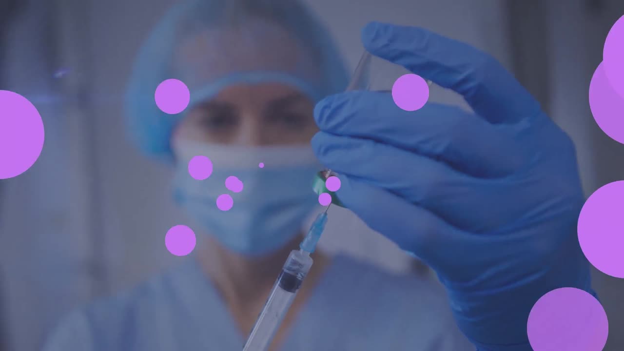 manchas púrpuras flotando contra una trabajadora de salud caucásica que lleva una máscara facial que llena una jeringa