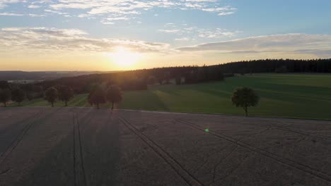 Drohnenansicht,-Während-Sie-über-Die-Landschaft-Fliegt-Und-Sich-Beim-Drehen-Vom-Sonnenuntergang-Entfernt