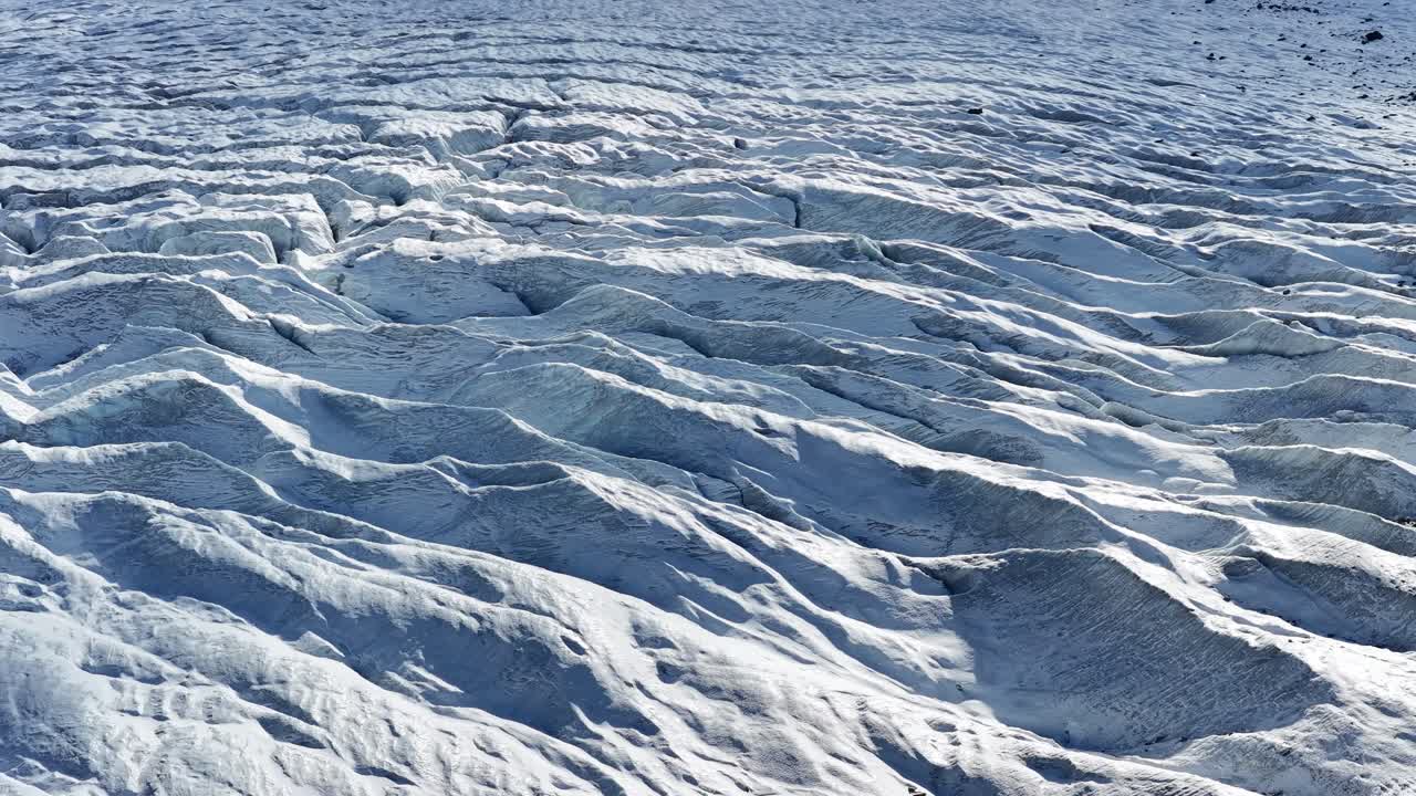 세인트 모리츠 근처의 푸른 얼음 텍스처가 있는 하늘에서 본 얼어붙은 빙하 표면