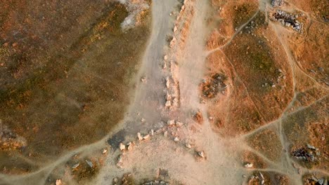 antiguo observatorio de karahunj en armenia, zorats karer famoso monumento de piedra prehistórico video de hito aéreo de stonehenge