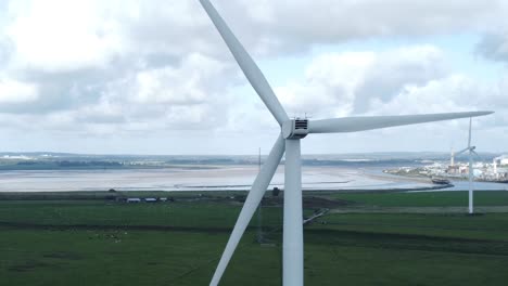 Turbinas-Eólicas-De-Energía-Verde-Alternativa-Girando-En-Frodsham-Cheshire-Campos-Vista-Aérea-órbita-Izquierda-Lenta