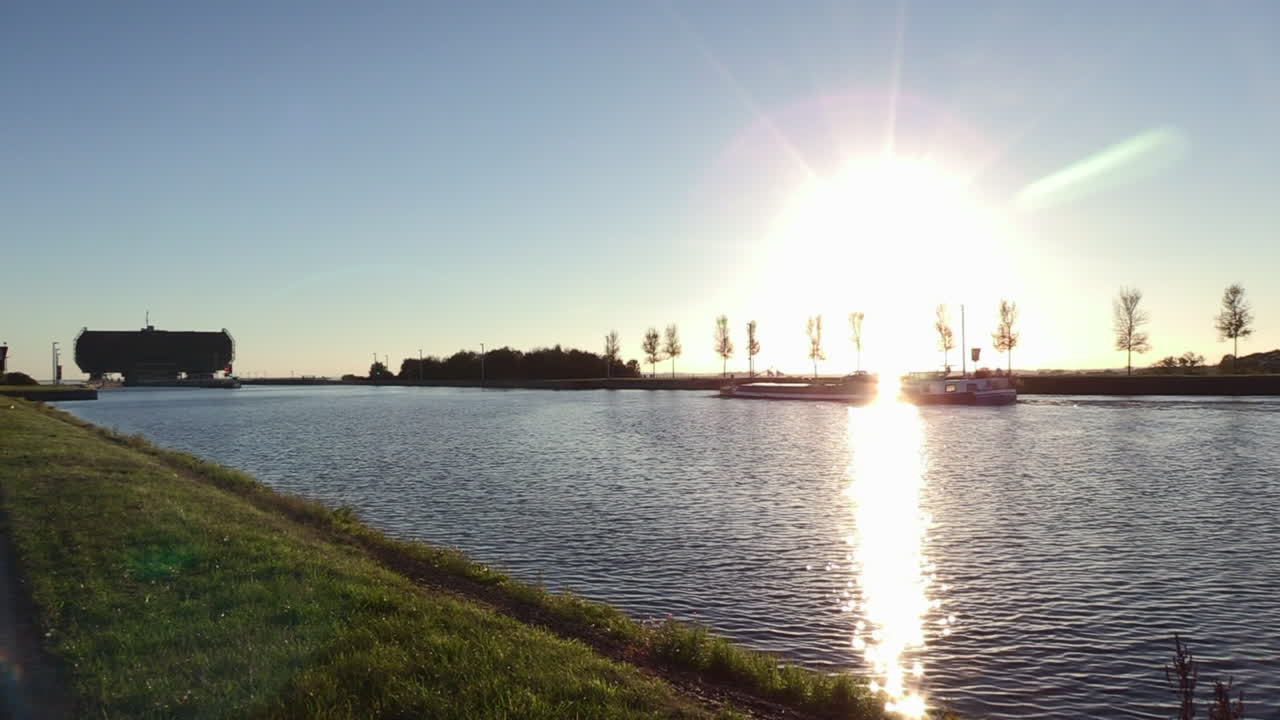 스트레피-티유 보트 리프트 입구 꼭대기까지 수로 고가도로 접근하는 화물선