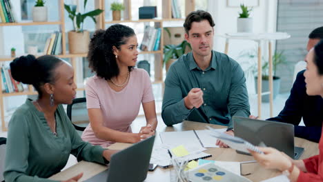 personas creativas, reuniones y planificación