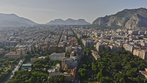 Palermo,-Italien---Luftaufnahme-Einer-V14-Drohne,-Die-über-Der-Via-Della-Libertà-Fliegt-Und-Die-Wohnlandschaft,-Den-Piersanti-Mattarella-Park-Und-Die-Berglandschaft-Am-Horizont-Einfängt-–-Aufgenommen-Mit-Mavic-3-Cine-–-Mai-2023