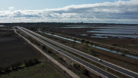 Hermosa-Carretera-Autopista-A-Lo-Largo-De-Un-Estanque-Vista-Aérea-De-Montpellier-Costa-Mediterránea