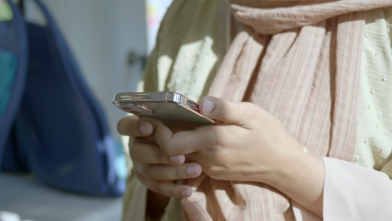 Donna che usa un telefono su un autobus