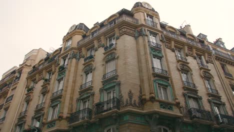 El-Edificio-De-Los-Cardos-En-8-Rue-Claude-Chahu,-Distrito-16